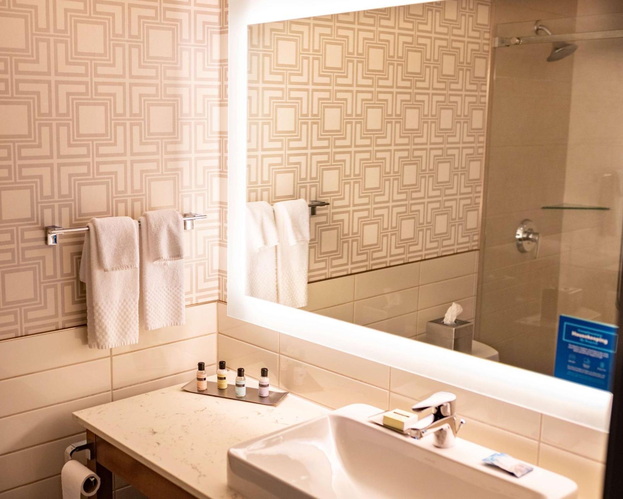 The Lismore Hotel Eau Claire - A Doubletree By Hilton Exterior photo