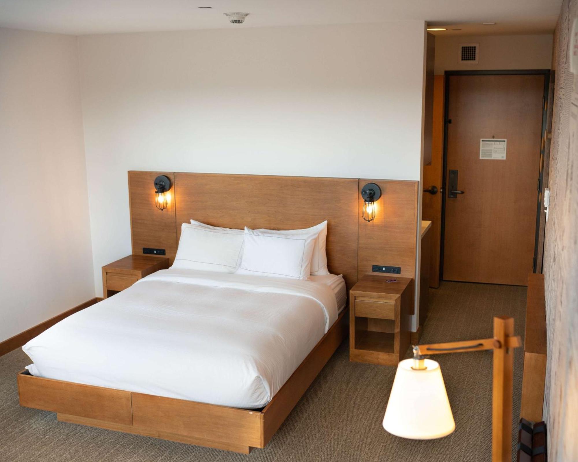 The Lismore Hotel Eau Claire - A Doubletree By Hilton Exterior photo
